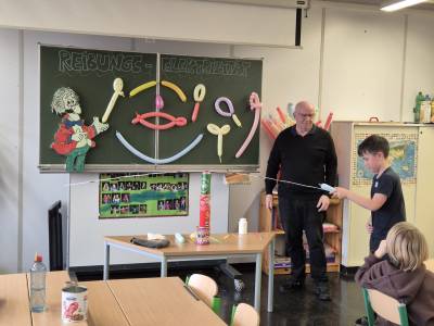 Aufladen, haften, rollen, drehen,…- Experimente mit Luftballons